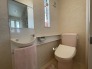 2階お手洗い。淡いトーンでまとまった空間には鏡や手洗い場も設置されています。
