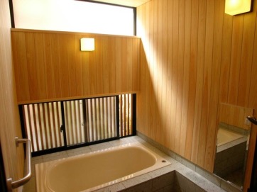 壁に檜が貼ってある純和風の浴室