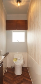 造り付けの収納なども設置されているトイレ空間。・トイレ：TOTO「GG-J1」（ホワイト）・ペーパーホルダー：カワジュン「AC-M70M-XC」（クローム）・壁付手洗キャビネット：LIXIL（クリエモカ）
