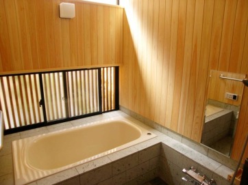 陽の光が入り、気持ちのよい入浴ができそうな浴室。