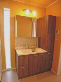 家具のような印象の洗面スペース。モザイクの小さなタイルがナチュラルモダンな印象を演出してくれます。