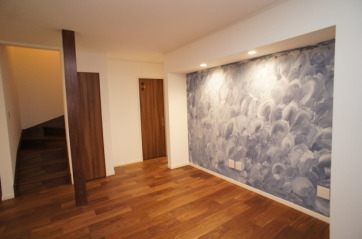 塗り壁がスタイリッシュな雰囲気の家塗り壁：ｼﾞｮﾘﾊﾟｯﾄﾞ（ｼﾙｷｰﾊﾟﾚｯﾄJQ555701/限界色T2039）