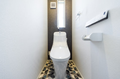 床もアクセントになっているトイレ。LIXIL「ベーシアシャワートイレ一体型（BC-BA20S)（ホワイト）