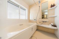 １日の疲れを癒すユニットバス。お掃除などのお手入れもラクラク。浴室乾燥暖房機も設置されているので、雨の日のお洗濯物も安心です。・LIXIL「アライズ」1616・アクセントパネル（組石ベージュ）・浴槽（ホワイト）・ラウンドライン浴槽・キレイサーモフロア（ベージュ）