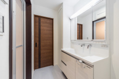 使い勝手のよさそうな洗面室。扉のある収納も設置されています。・タカラスタンダード「エリシオ」（LNU2664CM)W=900
