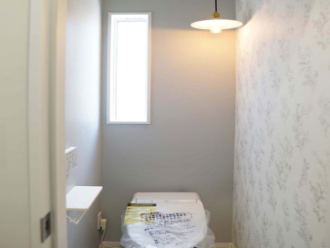 シャビーシックな印象の壁紙と照明がステキなトイレTOTO「CES998」（ホワイト）