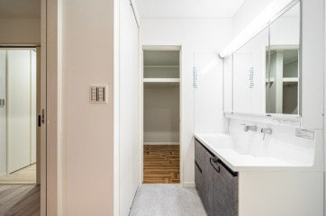 たっぷりと収納も設置された洗面室。ウォークインクローゼットが隣に設置されているので、洋服の出し入れもスムーズに行えます。・洗面化粧台タカラスタンダード「エリシオ」W=900面材：JK-800Cカウンターカラー：クリスタルホワイト・引き戸EIDAI「スキスムSFF」：単色ホワイト・リネン収納折戸EIDAIレスフラット単色：単色ホワイト