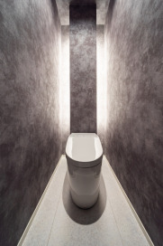 間接照明がモダンな雰囲気を演出するトイレ。・トイレ間接照明×2オーデリック「OL291201R」・壁（クロス）サンゲツ「FE74168」・便器TOTOウォシュレット一体型便器「NJ1（CES998)」カラー：ホワイト・床材EIDAI「リアルフィニッシュアトム」石目柄455タイプカラー：タソスホワイト柄