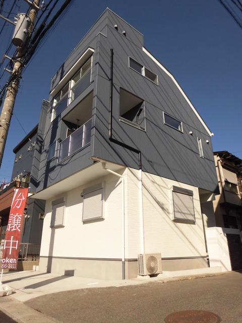 白×ブルーのスタイリッシュなシンプルモダンスタイルの外観デザイン