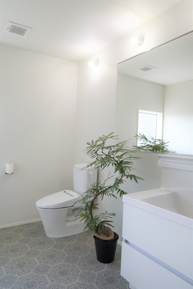 ご主人様のお気に入りは、間接照明が印象的なトイレと２階の広々とした明るいサニタリールーム