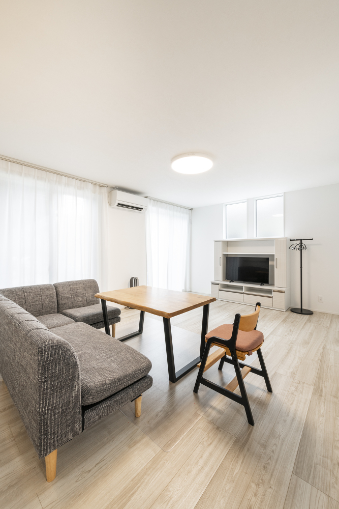 広い１階リビングで家族がくつろぐ、心地よいひととき