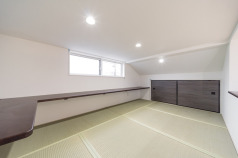 リモートワークにも最適な造り付けの卓上テーブルが設置された『小屋裏の畳空間』。ご主人や奥様が仕事やＰＣをする場所としても活躍！！