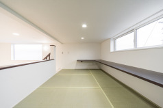 小屋裏の畳コーナーを奥より見た感じです。書斎コーナーとしても活躍！