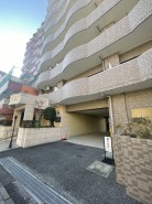 エントランスはゆとりのある設計で、スムーズに車の出し入れができます。