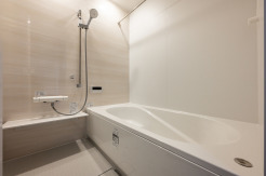 清潔感あるナチュラルテイストのバスルーム