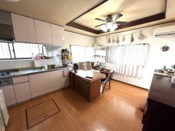 やわらかな陽射しが包む、居心地のよいダイニング