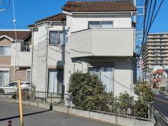 角地に立地の現地画像。