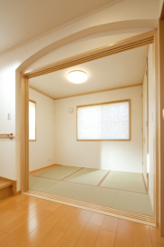 入口がアーチになっている洋風の和室。ヨーロピアンな周りの雰囲気に溶け込む畳コーナー。お子様のお昼寝の場所やアイロンがけなどのちょっとした家事室にも使用でき、便利です。
