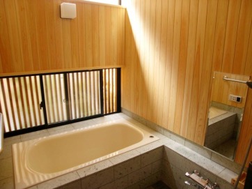 陽の光が入り、気持ちの入浴ができそうな浴室。