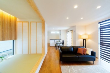 重厚感のあるリビング。明るい光が差し込む、心地のよい空間です。・床材：ウッドテック「ライブナチュラル」（ブラックチェリー）・サッシ：LIXIL「サーモスⅡｓ」（シャイングレー）
