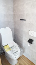 落ち着いた空間のトイレ。