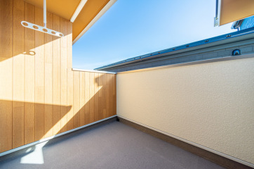 広々としたバルコニースペース。洗濯物やお布団を干すだけでなく、ちょっとしたガーデニングなどもできます♪