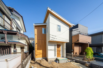 アイボリーと明るい木目調の外壁材が優しい印象の外観デザイン。・外壁材：旭トステムAT-WALL15PEニューグラビーレP(SPクリアホワイトP)旭トステムAT-WALL15PラスティウッドP（ラスティシダーP）