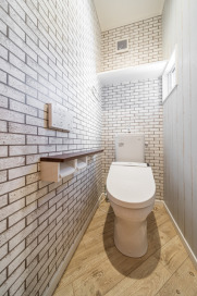 クロスを2種類使用し、古びた感じを演出。買い置きのトイレットペーパーなどを置くことのできる棚が設置されているのが、うれしいです。・クロス（タイル調）シンコール「BA-5018」・クロス（板調）サンゲツ「RE-51330」・タオルリングTOTO「YT51R」：ホワイト・ペーパーホルダーTOTO「YHB63N」：ライトウッド・便器TOTO「CS340」フチなしトルネード洗浄：ホワイト・フロアシートシンコール「E-2180」