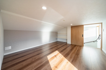 ゆったりとした造りの小屋裏空間。使っていないものを収納するだけでなく、ちょっとした机とイスを置いて、書斎室としても活用できます。・床材LIXIL「ラシッサDフロア」耐水・ペット：ナチュラルオーク・アクセントクロスリリカラ「LV-3435」・アウトセット引き戸LIXIL「ラシッサS]LAA:クリエペール・２枚引違い戸LIXIL「ラシッサS]LAA：クリエアイボリー