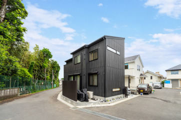 ブラックの外観がモダンな印象の外観。・外壁サイディングベース旭トステム「AT-WALL15P」ラスティウッドP：ラスティブラックP・サッシYKK-AP「エピソードNEO」LOW-Eガラスアルゴンガス入外観：カームブラック