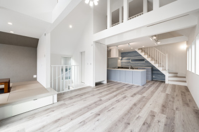 上部がロフトになっている開放的なLDK施工例。