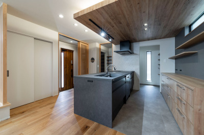 家族で楽しめる対面キッチン施工例。ご主人の男の料理を手伝ったり、お子さまと一緒にお菓子作りなどを楽しめます。