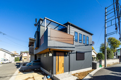 重厚なブラックと木目柄を組み合わせたスタイリッシュな外観デザイン例