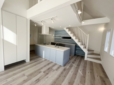 光と風が通り抜け、家族が集まる居心地の良さを実現する開放感あふれるロフト付きLDK（当社施工例）