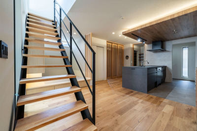 上部へと広がる開放感を演出する階段施工例