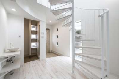 帰宅後すぐに手洗い可能な玄関ホールに洗面コーナーを作った施工例。清潔で快適な動線を確保し、衛生的な空間づくりに役立ちます。