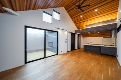 上部が開放感のある勾配天井の2階LDK施工例。家族がくつろげる広々とした空間が広がります。