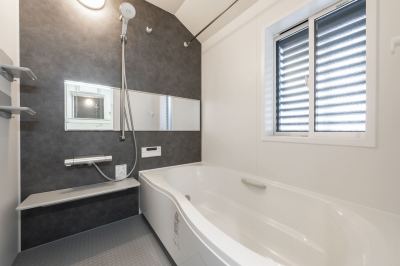 1日の疲れを癒すユニットバス施工例。温かなお湯に浸かってホッと一息ついて下さい。