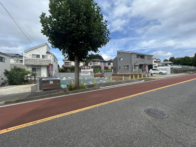 広々した公道に面した開放感ある新街区