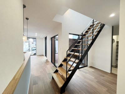 空間に広がりをもたらす階段の施工例。