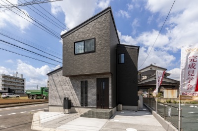 直線の美と素材の表情が織りなす、力強さと洗練をまとった外観デザイン