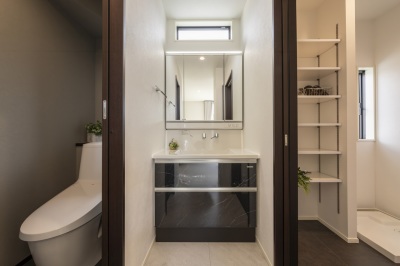 【1号棟】キッチン裏にまとめられた水廻りスペース