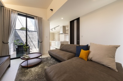 【１号棟】中庭を望むリビング