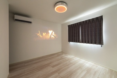 【1号棟】プロジェクター付き照明による大画面映像体験を楽しめる主寝室