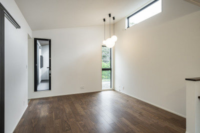 デザイン性の高い照明が、空間にアクセントとぬくもりをプラス。夜の時間を穏やかに照らし出し、日常に少しの特別感と心地よい潤いをもたらします。