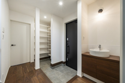 玄関脇に設けた洗面コーナーで帰宅後すぐに手洗いやうがいが可能。 ウイルスや花粉を室内に持ち込まず、安心して暮らせる住まいです。