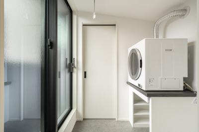 ガス式衣類乾燥機「乾太くん」が設置されたバルコニーに面した洗面化粧室