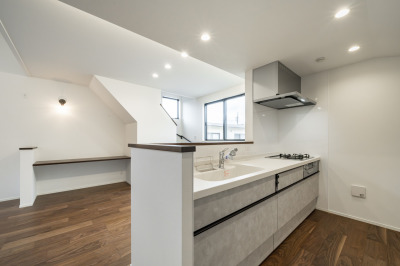 家族の会話が自然と生まれる対面キッチン。
作業をしながら家族の様子を見守れるので、キッチンに立つ時間がより楽しくはかどります。