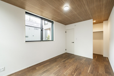 壁一面のウォークインクローゼットで衣類をすっきり収納。視界が整い、ゆとりある安らぎの主寝室に。