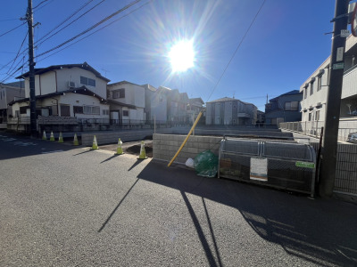 青空の下、穏やかな時間が流れる街並み。
ゆとりある前面道路は車の通行が少なく安心です